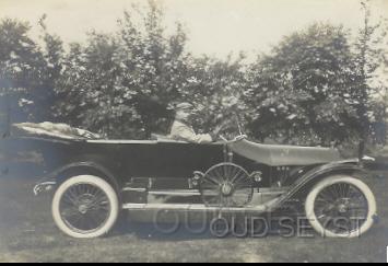 Benz Torpedo 78.jpg - Firma Broederlet verkocht vanuit de 1e Dorpsstraat diverse oude auto's waaronder deze: Benz Torpedo 30 pk. Met chauffeur: Bertus Merkestein en eigenaar auto: Jhr. Neervoort v.d. Poll (Huize Beukenstein). Opname tussen 1910-30